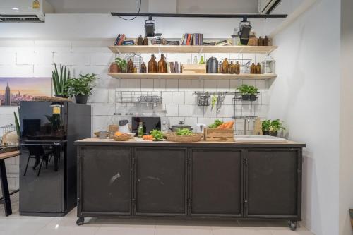 uma cozinha com balcão com frutas e legumes em 3Bedrooms White Design in heart of Nimman em Chiang Mai