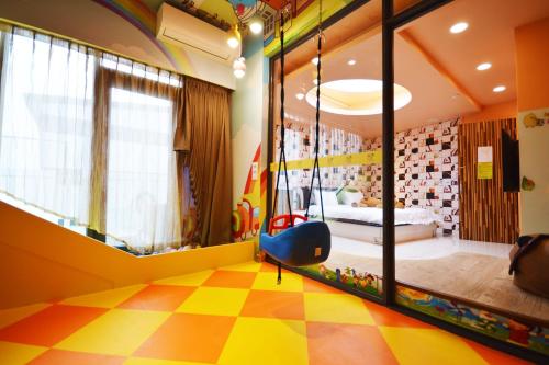a childrens room with a yellow and orange checkered floor at Diudiu Dang Paternity B&B in Dongshan