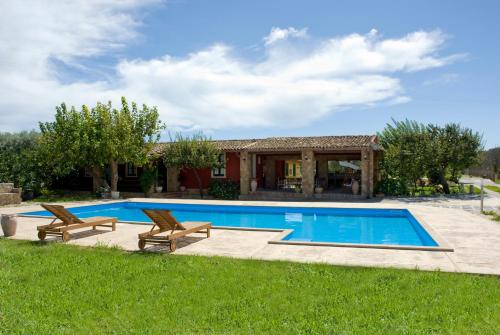 una piscina con 2 sillas y una casa en Case Di Loco Castro, en Agnone Bagni