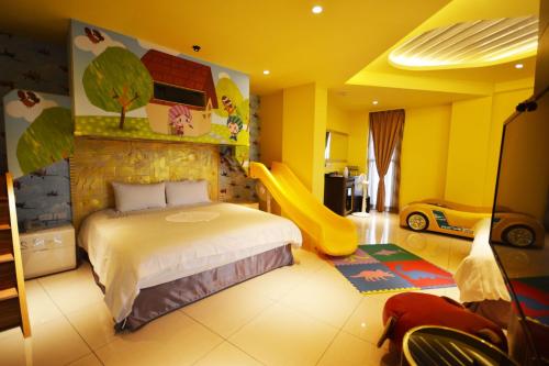 - une chambre pour enfants avec un lit et un toboggan dans l'établissement Diudiu Dang Paternity B&B, à Dongshan