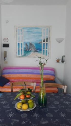 une table avec une assiette de fruits sur elle dans l'établissement Appartamentino Nadia, à Monterosso al Mare
