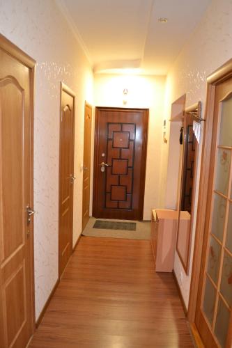 um corredor com uma porta e um piso de madeira em Greenhouse em Kropyvnytskyi