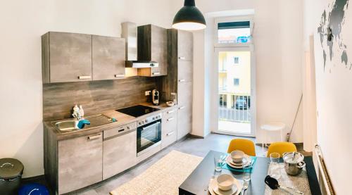 uma cozinha com uma mesa e uma sala de jantar em Contemporary City Apartment - by Nahuen Suites em Graz