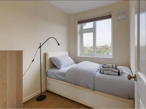 Postelja oz. postelje v sobi nastanitve Modern 4 bedroom house in Heathrow, London