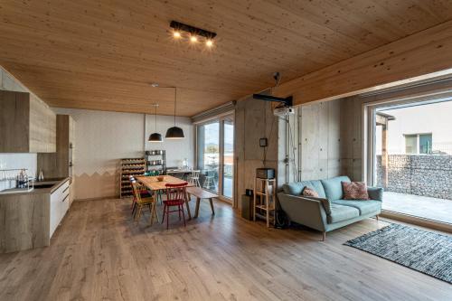 eine Küche und ein Wohnzimmer mit einem Sofa und einem Tisch in der Unterkunft Villa Alma in Bojnice