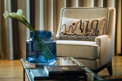  InterContinental Warszawa, an IHG Hotel -  Room  picture :   Tea/Coffee maker    Minibar    Shower                           