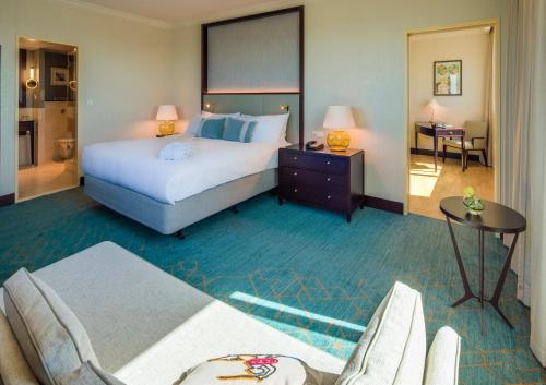  InterContinental Warszawa, an IHG Hotel -  Room  picture :   Tea/Coffee maker    Minibar    Shower                           