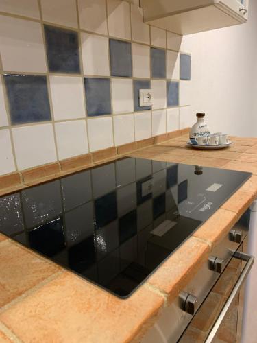 a kitchen with a glass counter top in a kitchen at Casa vacanza vicolo degli orti in Monticiano
