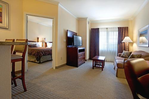 um quarto de hotel com uma cama e uma sala de estar em Staybridge Suites San Antonio Sea World, an IHG Hotel em San Antonio