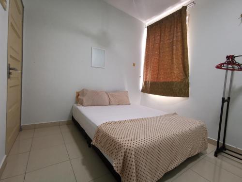 Ένα ή περισσότερα κρεβάτια σε δωμάτιο στο Zulfa Homestay