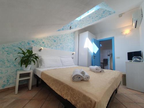 een slaapkamer met een bed met handdoeken erop bij Hotel Marina in Riccione