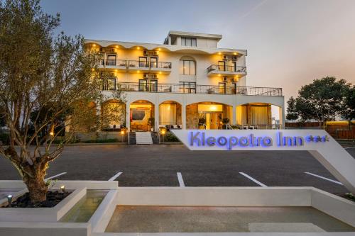 メッシーニにあるKleopatra Innの正面に看板がある大きな建物