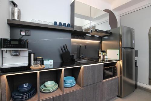 Una cocina o cocineta en ST Signature Bugis Beach, SHORT OVERNIGHT, 8 Hours, 11PM-7AM