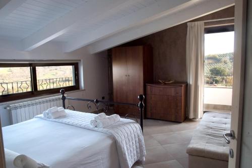 3 bedrooms house with shared pool enclosed garden and wifi at Bosco di Caiazzo