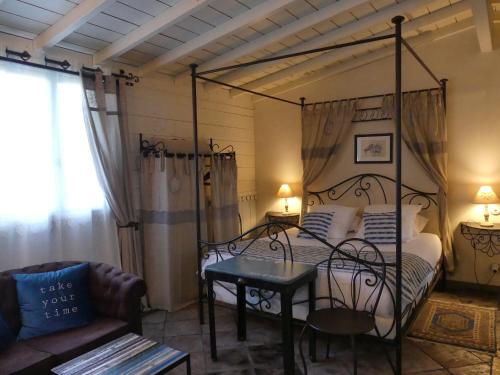 a bedroom with a bed with a wrought iron bed frame at Domaine de l’Escuderia in Parentis-en-Born