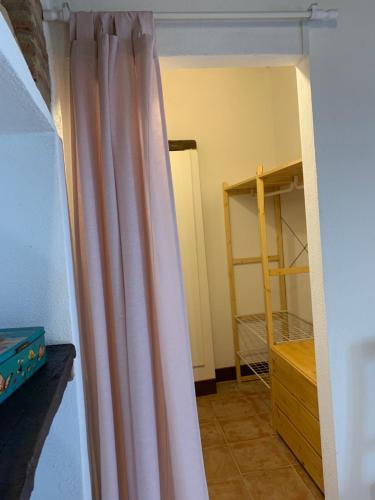 Habitación con cortina de ducha y armario. en Casa vacanza vicolo degli orti, en Monticiano
