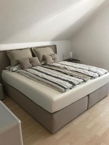 een slaapkamer met een groot bed in een kamer bij Ahorn 11 in Laumersheim