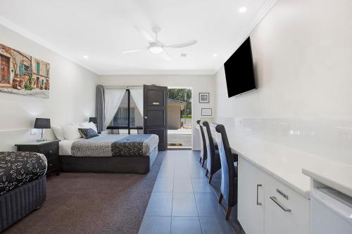 a bedroom with a bed and a television in a room at Comfort Inn May Park in Horsham