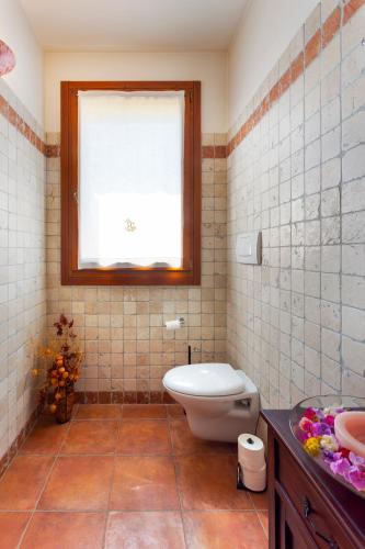 a bathroom with a toilet and a window at Sant'Andrea Agriturismo con cantina Martignago Vignaioli Asolo Prosecco Docg Wines in Maser