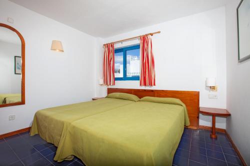 Ένα ή περισσότερα κρεβάτια σε δωμάτιο στο Aparthotel Costa Mar