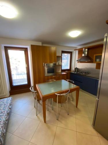 a kitchen with a table and chairs in it at Suite Mavino Appartamenti in Sirmione