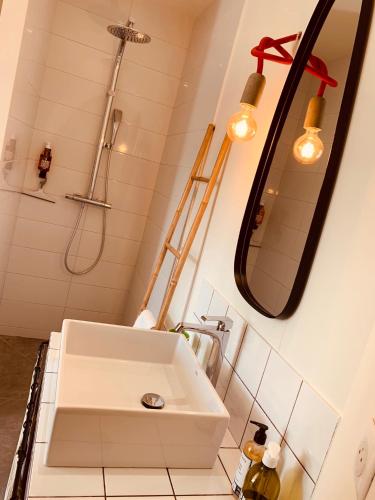 une salle de bain avec un lavabo blanc et un miroir dans l'établissement Senteurs du Maquis, à Porticcio