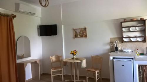 Η κουζίνα ή μικρή κουζίνα στο GYROULI 1