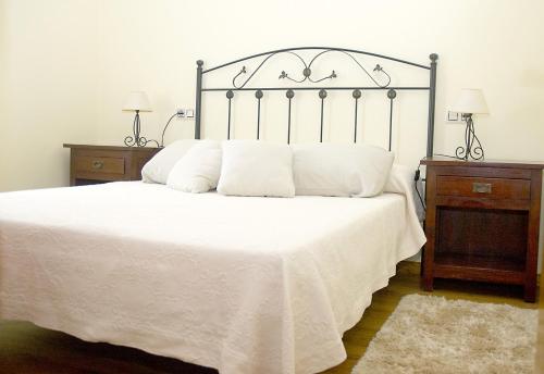 PontecesoにあるCasa Playa de Balaresのベッドルーム1室(白いシーツと枕のベッド1台付)