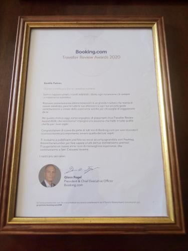 een ingelijst diploma met een foto van een man bij Bed and Breakfast Bellavista in Olmedo