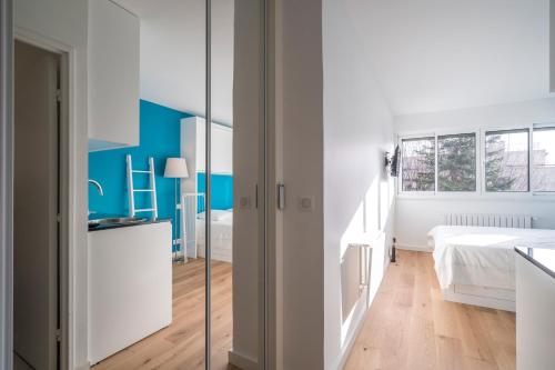 - une chambre blanche avec des murs bleus dans l'établissement Les terrasses, à Fontenay-aux-Roses