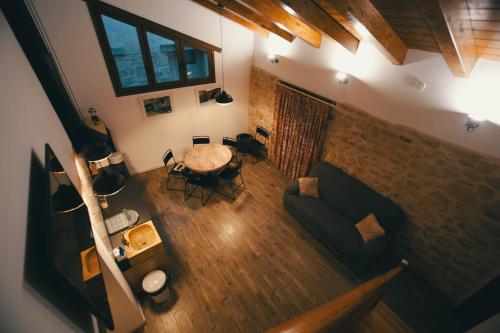 vistas panorámicas a una sala de estar con sofá y mesa en El Racó de Valderrobres, en Valderrobres