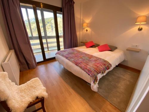 Postel nebo postele na pokoji v ubytování Apartamento en Soldeu a pie de pistas, wifi y parquin