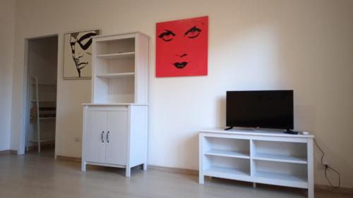een woonkamer met een tv en een witte kast bij Giordiehouse2 in Latina
