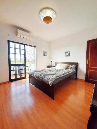 Ένα ή περισσότερα κρεβάτια σε δωμάτιο στο Casa das Andorinhas