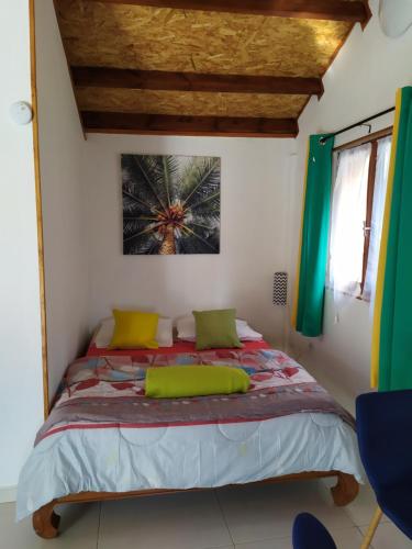 - une chambre avec un lit dans l'établissement Le Cyprès, à Cilaos