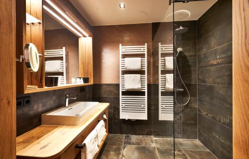 a bathroom with a sink and a shower at Wellness- und Bierhotel Adam Bräu in Bodenmais