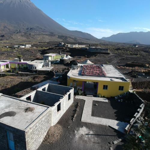 an aerial view of a building with a mountain in the background at Ciza e Rose in Portela