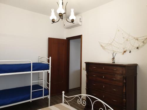 um quarto com um beliche e uma cómoda em Casa Grazia em Torre Canne