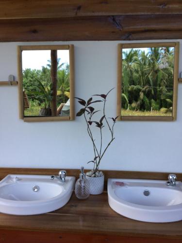 Bilik mandi di Palayan Paradise Huts