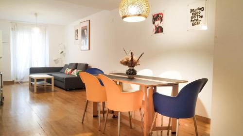 a living room with a table and chairs at AT Compañía 100 m2 2 WC in Pamplona