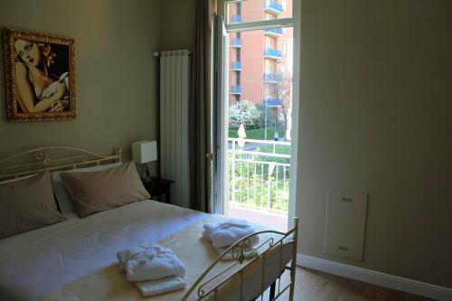a bedroom with a bed with towels on it at Casa Aydée in Bergamo