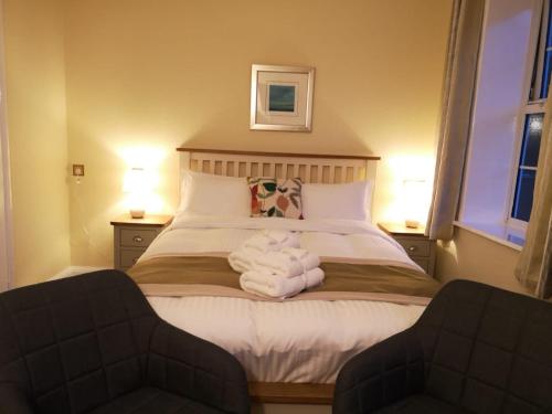 um quarto com uma cama com toalhas em The Old Manor at North Somercotes em North Somercotes