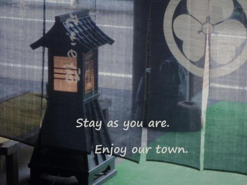a sign that says stay as you are and enjoy our town at Kaigetsu in Toba