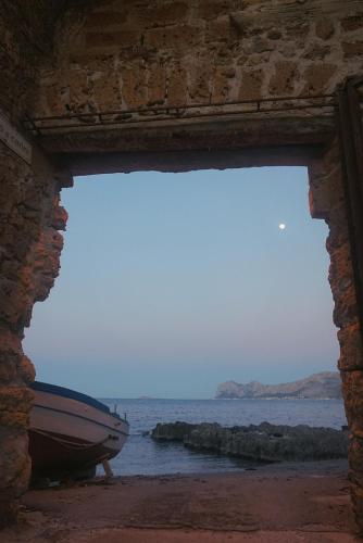 a view of the ocean through a brick window at Fiore di Loto Rooms in Carini