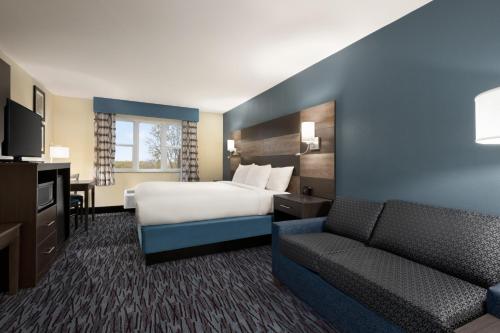 מיטה או מיטות בחדר ב-AmericInn by Wyndham Dodgeville