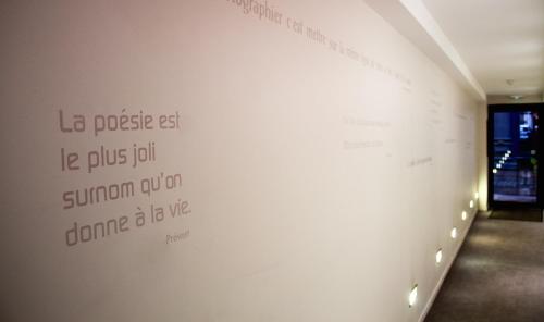 a wall with writing on it in a hallway at Hôtel des Arts in Toulouse