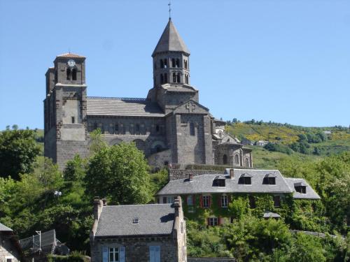 an old castle on top of a hill with houses at L OUSTALOU MAISON D HOTES DE CHARME EN AUVERGNE PISCINE PRIVEE CHAUFFéE in Saint-Nectaire