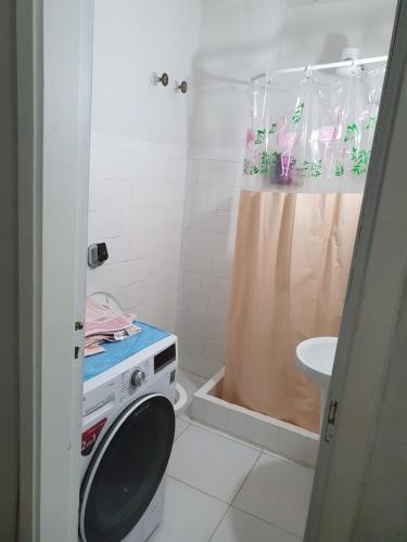 uma casa de banho com um chuveiro, um WC e um lavatório. em Loft Copacabana no Rio de Janeiro