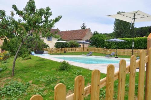 une clôture en bois à côté d'une piscine dans l'établissement gîtes les 7 roches 4 personnes, à Le Mas