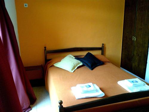 梅迪特拉內奧酒店房間的床